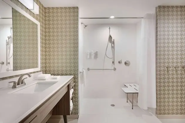 Stüdyo, 1 En Büyük (King) Boy Yatak, Engellilere Uygun (Roll-In Shower)