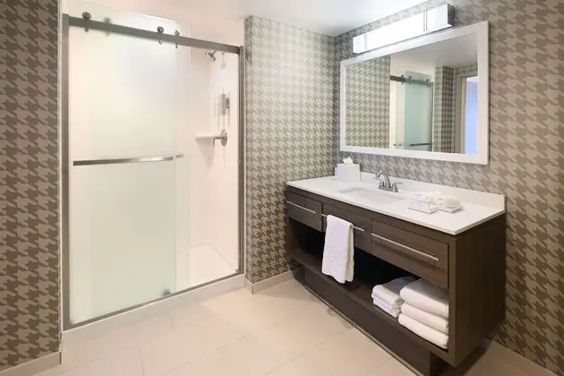Stüdyo, 1 En Büyük (King) Boy Yatak, Engellilere Uygun (Roll-In Shower)