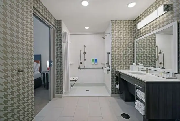 Oda, 1 Büyük (Queen) Boy Yatak, Engellilere Uygun (Mobility & Hearing, 3x3 shower)