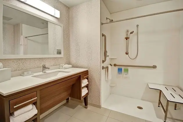 Stüdyo, 2 Büyük (Queen) Boy Yatak, Engellilere Uygun (Roll-in Shower)
