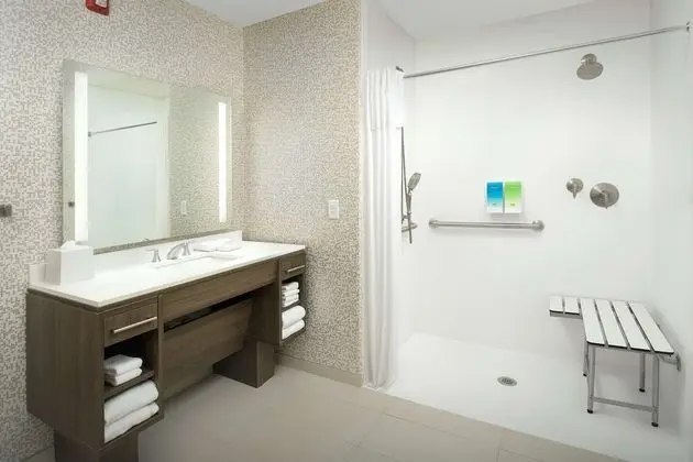 Süit, 1 En Büyük (King) Boy Yatak, Engellilere Uygun (Roll-In Shower)