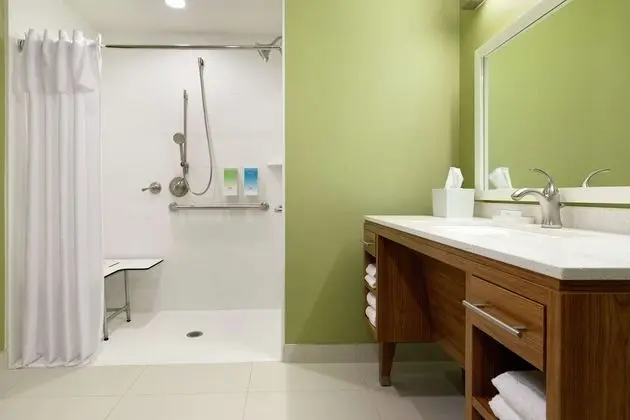 Stüdyo, 1 Büyük (Queen) Boy Yatak, Engellilere Uygun, Sigara İçilmez (Roll-in Shower)