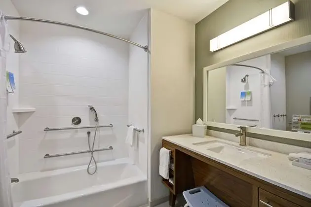 Oda, 1 En Büyük (King) Boy Yatak, Engellilere Uygun, Köşe (Mobility & Hearing, Bathtub)