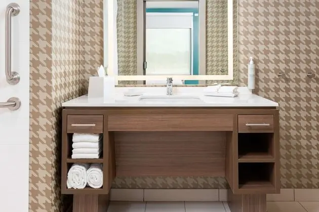 Süit, 1 En Büyük (King) Boy Yatak, Engellilere Uygun (Roll-In Shower)