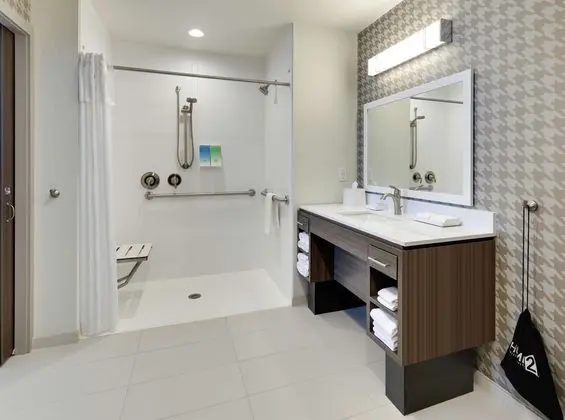 Süit, 1 En Büyük (King) Boy Yatak, Engellilere Uygun, Sigara İçilmez (Roll-In Shower)