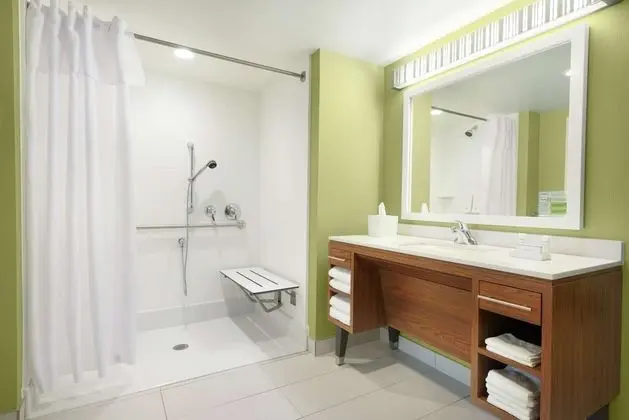 Süit, 1 Büyük (Queen) Boy Yatak, Engellilere Uygun (Roll-in Shower)
