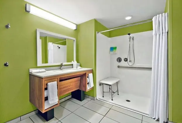 Oda, 1 Büyük (Queen) Boy Yatak, Engellilere Uygun, Sigara İçilmez (Roll-in Shower)