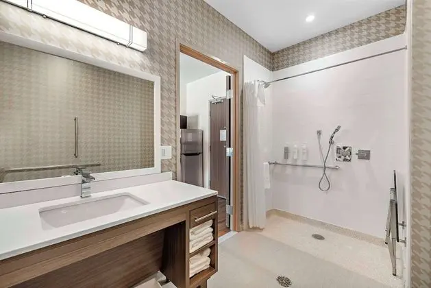 Stüdyo, 1 En Büyük (King) Boy Yatak, Engellilere Uygun (Roll-In Shower)