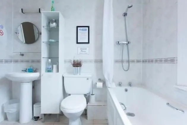 Dört Kişilik Oda, Ortak Banyo