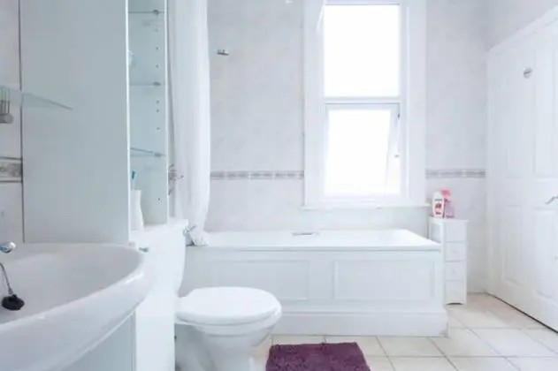 Tek Büyük veya İki Ayrı Yataklı Oda, Ortak Banyo