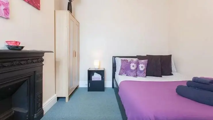Tek Büyük Yataklı Oda, Ortak Banyo