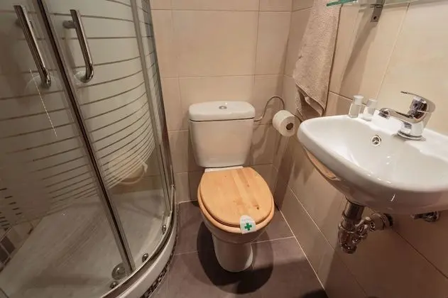 Tek Büyük Yataklı Oda, Ortak Banyo (Marr R1)