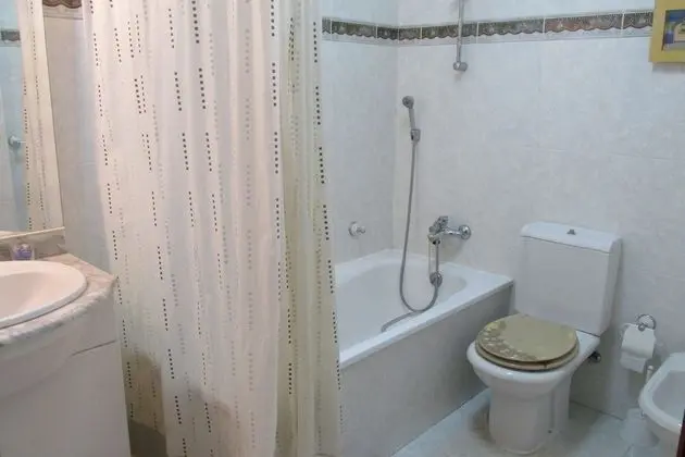 Basic Tek Büyük veya İki Ayrı Yataklı Oda, Ortak Banyo