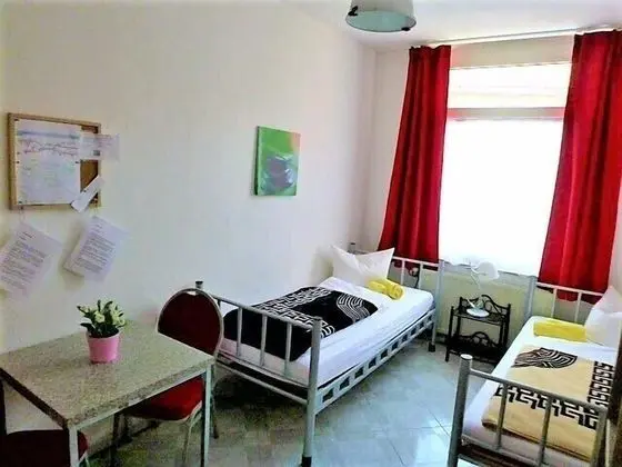 İki Ayrı Yataklı Oda, Ortak Banyo (Zi 3-8 Hintergebäude)