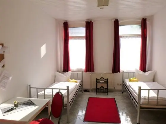 İki Ayrı Yataklı Oda, Ortak Banyo (Zi 3-8 Hintergebäude)