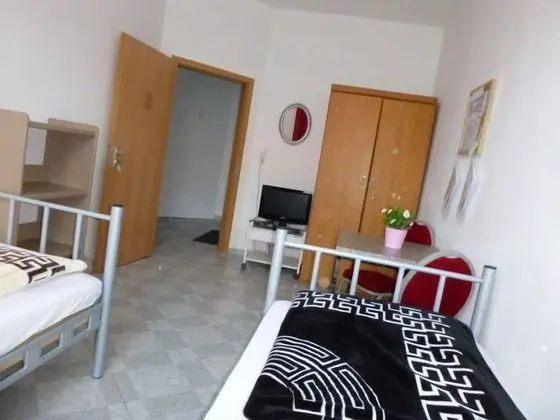 İki Ayrı Yataklı Oda, Ortak Banyo (Zi 3-8 Hintergebäude)