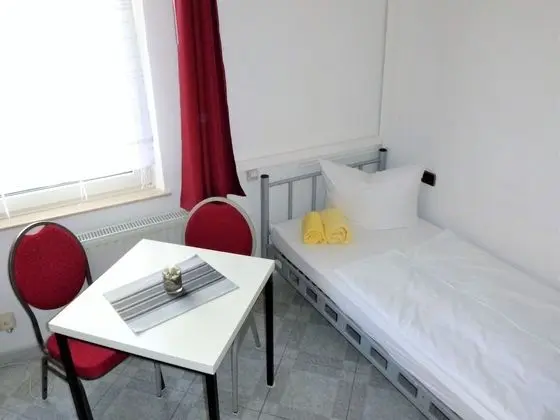 İki Ayrı Yataklı Oda, Ortak Banyo (Zi 3-8 Hintergebäude)