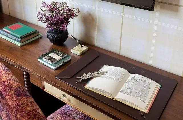 Oda, 1 En Büyük (King) Boy Yatak, Engellilere Uygun (Graduate King - Accessible)