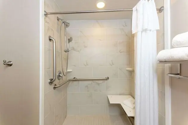 Süit, 2 Büyük (Queen) Boy Yatak, Engellilere Uygun, Sigara İçilmez (Roll-in Shower)