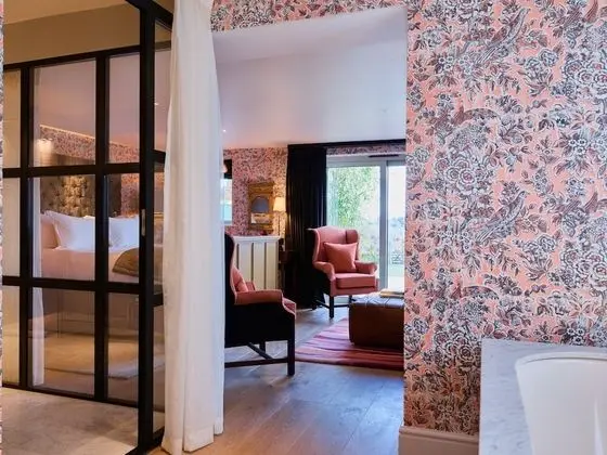 Large Deluxe King Room