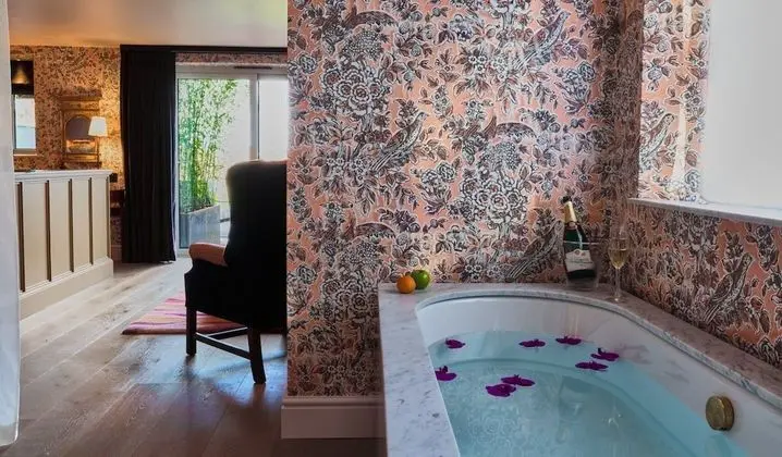 Large Deluxe King Room