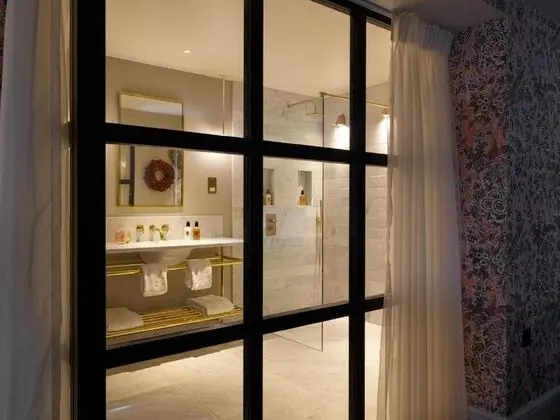 Large Deluxe King Room