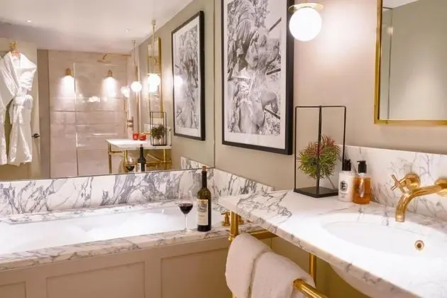 Large Deluxe King Room