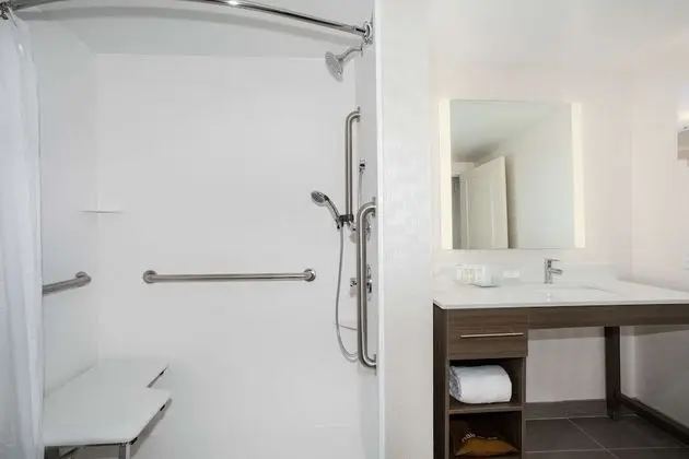 Süit, 1 En Büyük (King) Boy Yatak, Engellilere Uygun (Roll-in Shower)