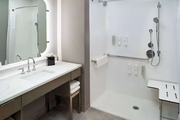 Stüdyo, 1 En Büyük (King) Boy Yatak, Engellilere Uygun (Roll-In Shower)