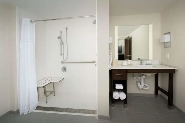 Süit, 1 En Büyük (King) Boy Yatak, Engellilere Uygun (Roll-In Shower)