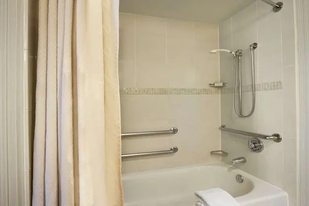 Oda, 2 Çift Kişilik Yatak, Engellilere Uygun (Roll-in Shower)