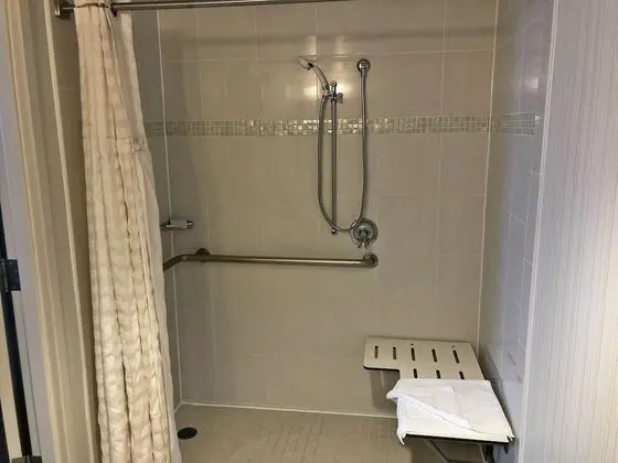 Oda, 2 Çift Kişilik Yatak, Engellilere Uygun (Roll-in Shower)