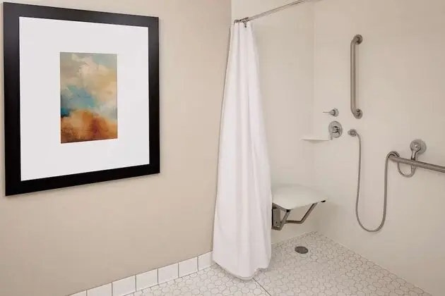 Süit, 2 Yatak Odası, Engellilere Uygun (Mobility & Hearing, Roll-in Shower)