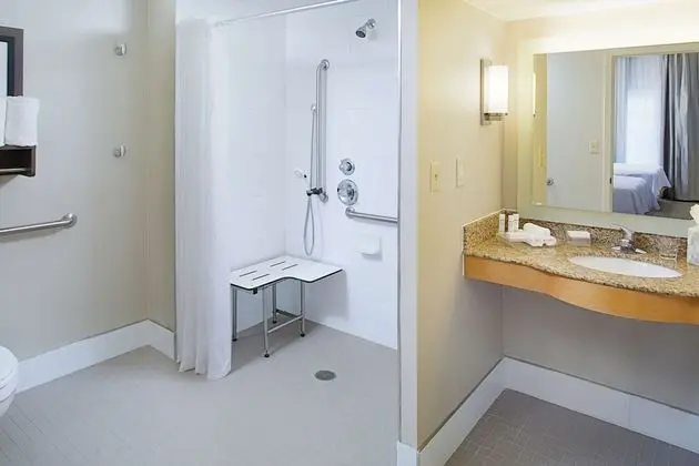 Oda, 2 Çift Kişilik Yatak, Engellilere Uygun (Roll-in Shower)