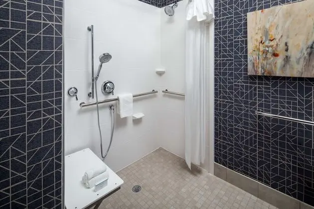 Süit, 1 Büyük (Queen) Boy Yatak ve Çekyat, Engellilere Uygun, Sigara İçilmez