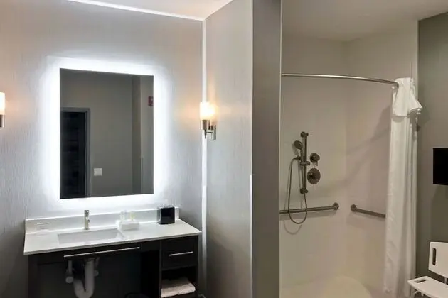 Süit, 1 En Büyük (King) Boy Yatak, Engellilere Uygun (Roll-In Shower)
