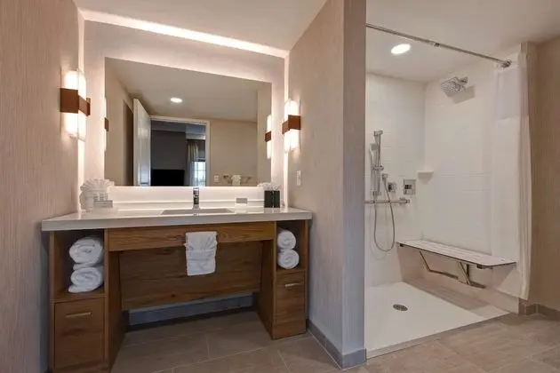 Oda, 1 En Büyük (King) Boy Yatak, Engellilere Uygun (Mobility & Hearing, Roll-in Shower)