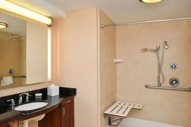 Süit, 1 En Büyük (King) Boy Yatak, Engellilere Uygun (Mobility & Hearing, Roll-in Shower)
