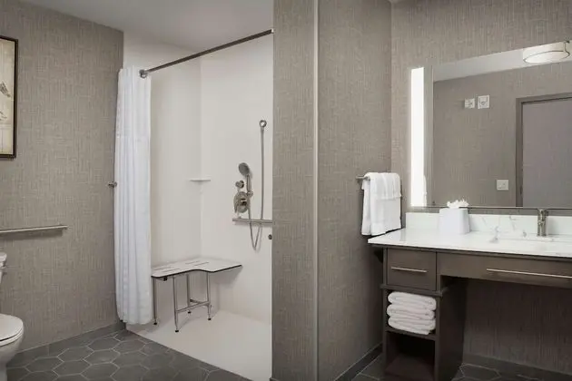 Oda, 1 En Büyük (King) Boy Yatak, Engellilere Uygun (Mobility & Hearing, Roll-In Shower)