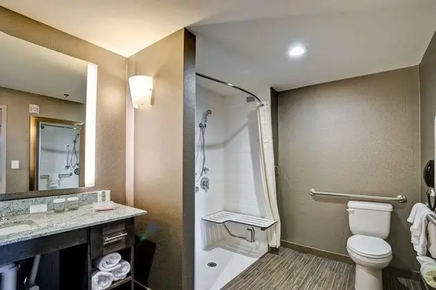 Oda, 2 Büyük (Queen) Boy Yatak, Engellilere Uygun, Sigara İçilmez (3X3 Transfer Shower)