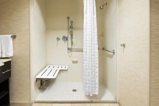 Süit, 2 Büyük (Queen) Boy Yatak, Engellilere Uygun (Roll-in Shower)