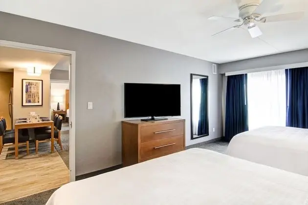 Süit, 2 Yatak Odası, Sigara İçilmez (1 King & 2 Queen Beds)