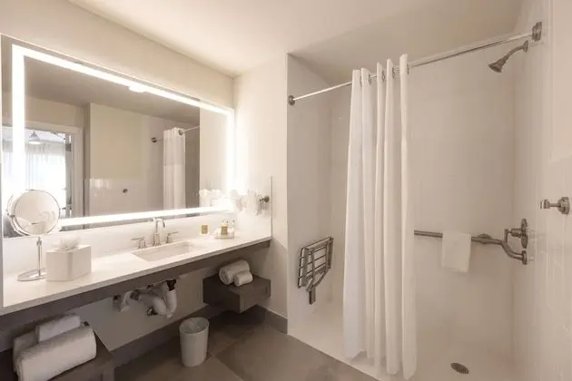 Stüdyo, 1 En Büyük (King) Boy Yatak ve Çekyat (Mobility & Hearing, Roll-in Shower)