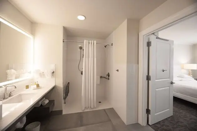 Stüdyo, 1 En Büyük (King) Boy Yatak ve Çekyat (Mobility & Hearing, Roll-in Shower)