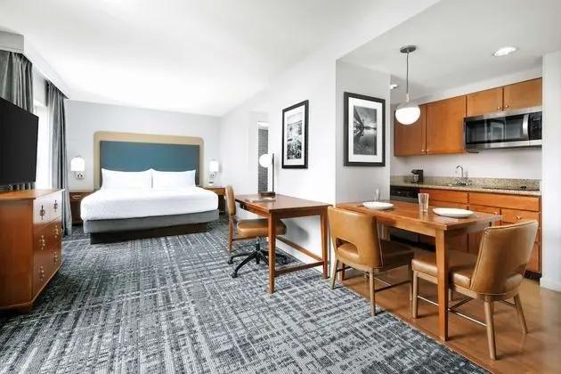 Oda, 1 Büyük (Queen) Boy Yatak, Engellilere Uygun (Mobility, Roll In Shower)