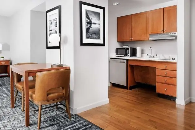 Oda, 1 Büyük (Queen) Boy Yatak, Engellilere Uygun (Mobility, Roll In Shower)