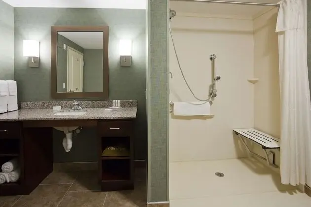 Süit, 2 Büyük (Queen) Boy Yatak, Engellilere Uygun, Sigara İçilmez (Roll-in Shower)