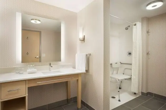 Stüdyo Süit, 2 Büyük (Queen) Boy Yatak, Engellilere Uygun (mob/hearing acc w/ roll-in shower)