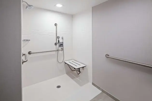 Oda, 2 Çift Kişilik Yatak, Engellilere Uygun (Roll-In Shower)