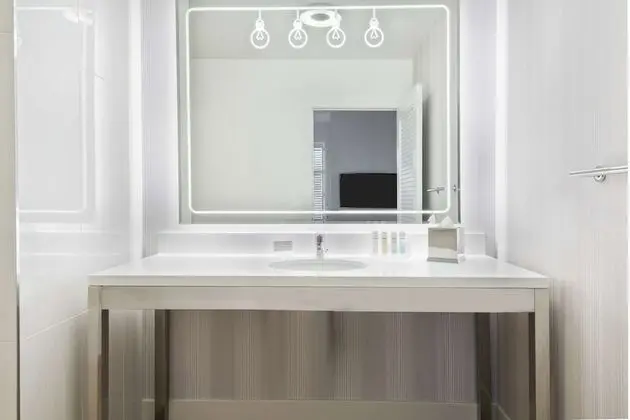 Süit, 1 En Büyük (King) Boy Yatak, Engellilere Uygun, Sigara İçilmez (Roll-in Shower)